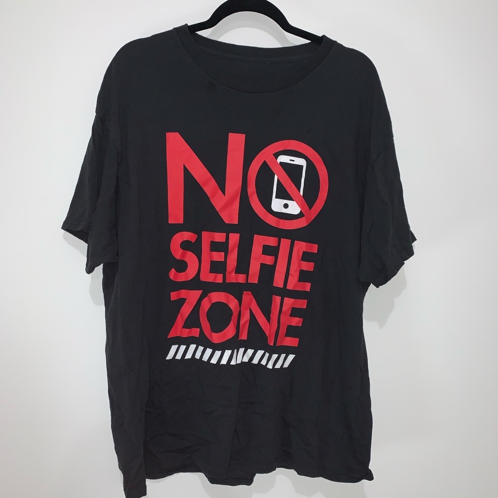 No Selfie Zone Men’s Black Tshirt Size XL